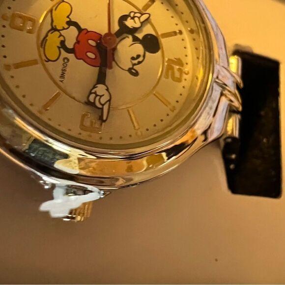 NEW Disney Mickey Mouse watch, plastic ties never cut, presentation box! - Picture 7 of 8